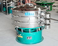 旋振篩多采用立式振動(dòng)電機(jī)作為激振來(lái)源，利用偏心塊的夾角的不同實(shí)現(xiàn)物料在篩網(wǎng)上運(yùn)動(dòng)的軌跡調(diào)整。