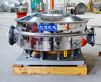 直排篩可分為單雙振動(dòng)源兩種，但其電機(jī)是懸掛在振動(dòng)篩框的外側(cè)，振動(dòng)理相對(duì)比較大。